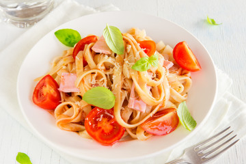 Tagliatelle pasta with ham and tomatoes