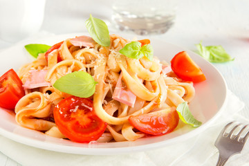 Tagliatelle pasta with ham and tomatoes