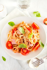 Tagliatelle pasta with ham and tomatoes