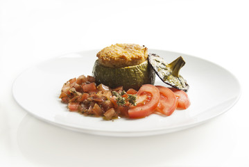 zucchina tonda ripiena vegana con pomodori