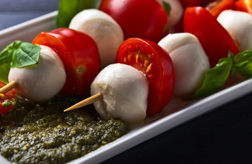  mozzarella with tomato , basil  and pesto sauce