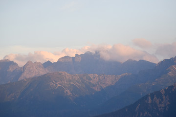 Widok na zachmurzone Tatry Wysokie