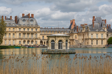 Fototapeta na wymiar Pond in front of Fontainebleau, France