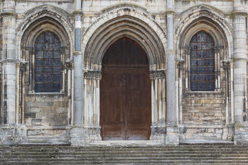 Fototapeta na wymiar Roman church facade in Reims, France