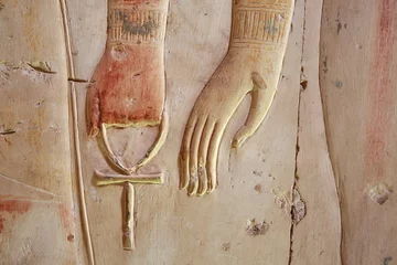 Schilderijen op glas Ankh, een oud Egyptisch symbool van het eeuwige leven, in de hand van een god, op de muur van de tempel in de buurt van Luxor (Thebe), Egypte © Vladimir Melnik