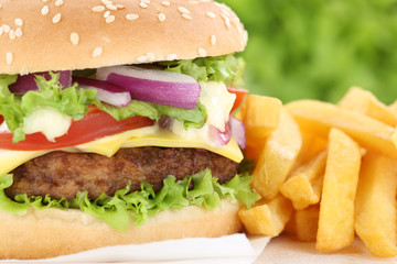 Cheeseburger Hamburger mit Pommes Frites Closeup Nahaufnahme Kä