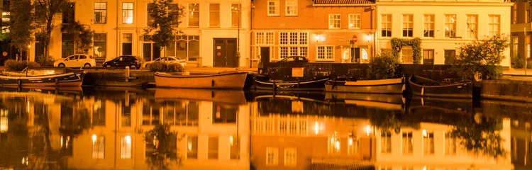 Fototapeten Wittevrouwensingel Utrecht bij nacht © Wil