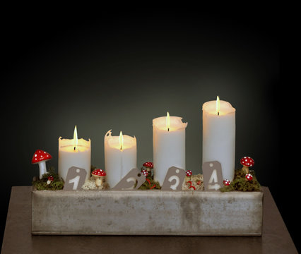 Fj&auml;rde s&ouml;ndagen i advent. Ljuset &auml;r t&auml;nt. 