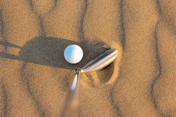 Golf sur la plage et les dunes de sable