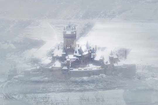 Cochem Castle and the Mosel River in winter, Cochem, Rheinland-Pfalz (Rhineland-Palatinate), Germany 