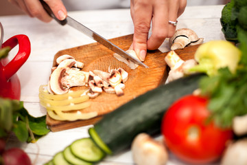 Woman slicing champignons