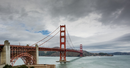 Fototapeta na wymiar Golden Gate bridge in a cloudy day