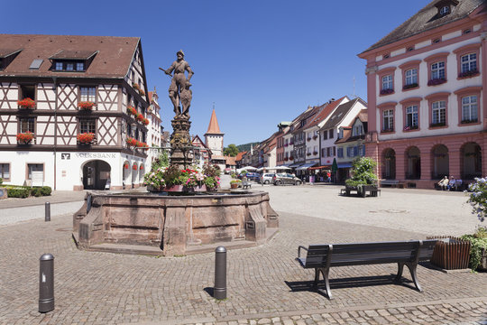Roehrbrunnen Fountain at the market square, town hall and Obertorturm tower, Gengenbach, Kinzigtal Valley, Black Forest, Baden Wurttemberg, Germany