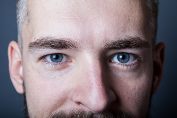 Obraz premium Portret młodego mężczyzny z brodą. Stonowany