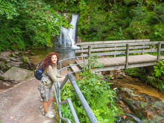 turista en las cascadas en Allerheiligen Alemania, de vacaciones en el verano de 2016