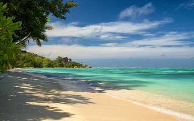 Fototapeta na wymiar Strand mit Blick auf Anse Source d'Argent Seychellen