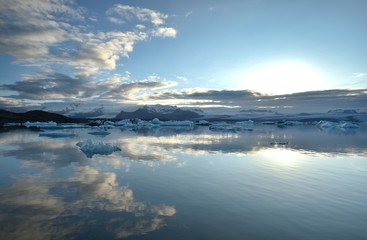 Fototapeta na wymiar Jokulsarlon Lagoon (Iceland, Europe). Jokulsarlon large glacial lake.