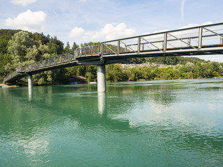Fototapeta premium puente sobre el río Aare en la ciudad europea de Berna en Suiza, verano de 2016 OLYMPUS CAMERA DIGITAL.