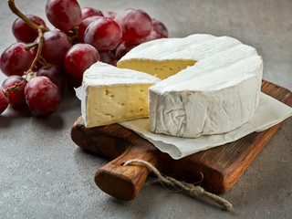 fresh camembert cheese - obrazy, fototapety, plakaty