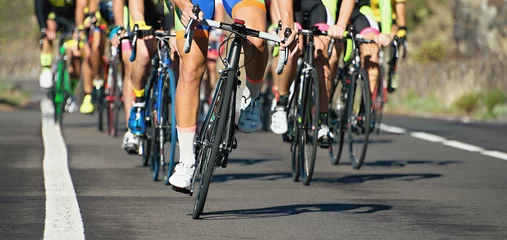 Crédence de cuisine en verre imprimé Vélo Compétition cycliste, athlètes cyclistes faisant une course