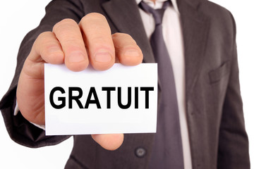 Homme tenant une carte avec le mot gratuit