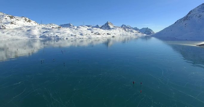 Aerial 4k - Pattinaggio su lago ghiacciato - Passo del Bernina - Svizzera 