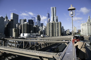 Naklejka premium Tourists on Brooklyn Bridge, New York