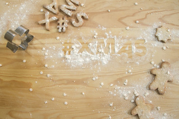 #Natale  Biscotti su tavola di legno 7