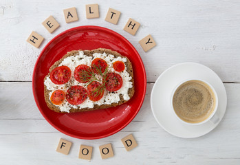Healthy Frühstück Konzept mit Tomatenbrot