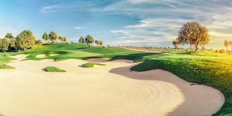 panorama de paysage de terrain de golf