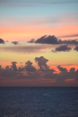 Fototapeta premium Dramatischer und farbenreicher, intensiver Sonnenuntergang über dem Meer