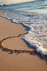 coeur dessiné sur le sable effacé par la mer