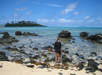 Women alone at the lagoon