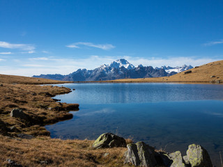 Laghetto di montagna con vista su alte cime - Valmalenco