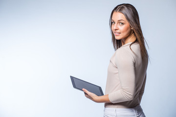 Obraz premium Young brunette business woman working on a tablet computer