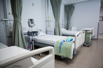 View of empty hospital beds in ward - obrazy, fototapety, plakaty