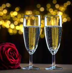 Champagner in zwei Gläsern mit roter Rose - Silvesterparty