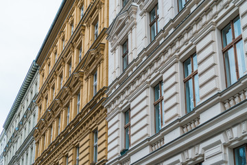 Obraz premium white and orange row houses at prenzlauer berg