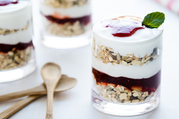 healthy yogurt parfait