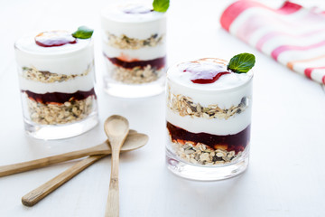 healthy yogurt parfait