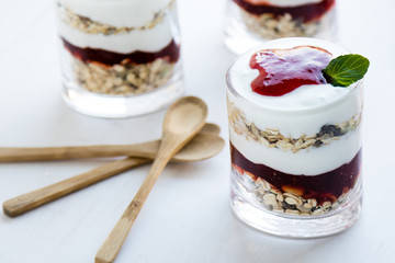 healthy yogurt parfait
