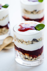 healthy yogurt parfait