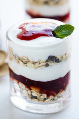 healthy yogurt parfait