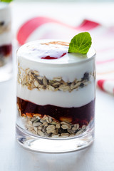 healthy yogurt parfait