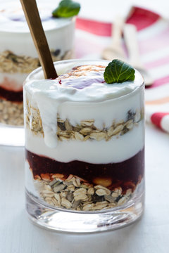 healthy yogurt parfait