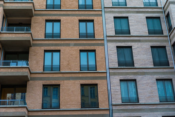 Fototapeta premium brązowo-szara nowa fasada apartamentowca