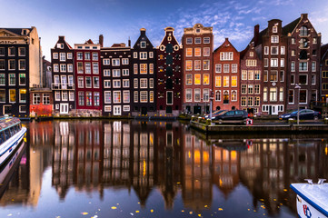 Vue nocturne de la ville sur le canal d& 39 Amsterdam. Façade et reflets dans le canal. Pays-Bas