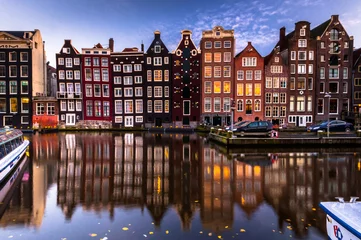 Stickers fenêtre Amsterdam Vue nocturne de la ville sur le canal d& 39 Amsterdam. Façade et reflets dans le canal. Pays-Bas