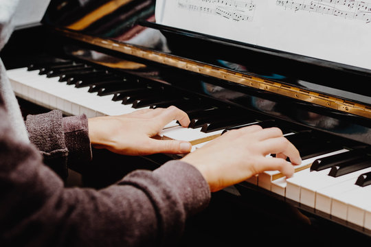 Klavier spielen/H&auml;nde spielen Klaviertasten