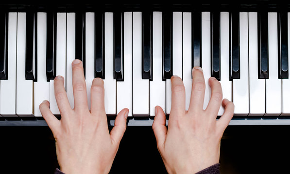 Klavier spielen/Hände spielen Klaviertasten